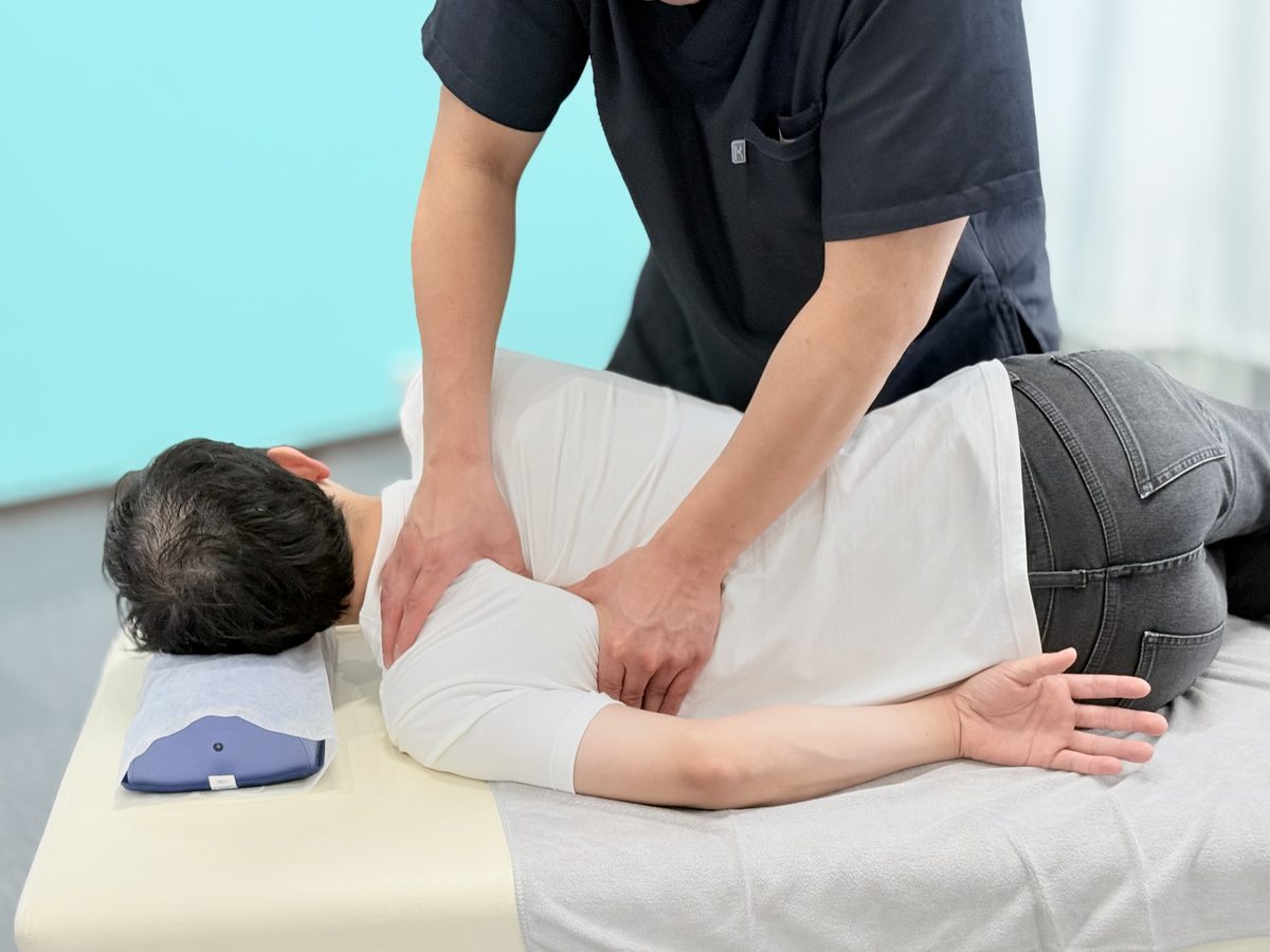 背中側からの施術