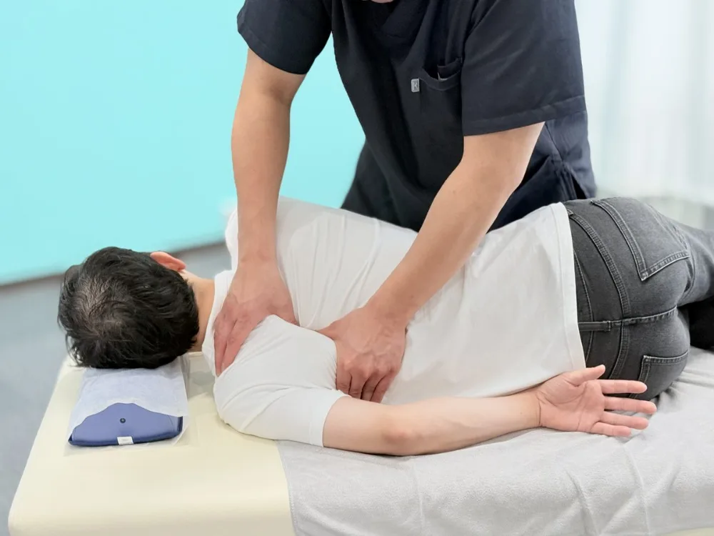背中側からの施術